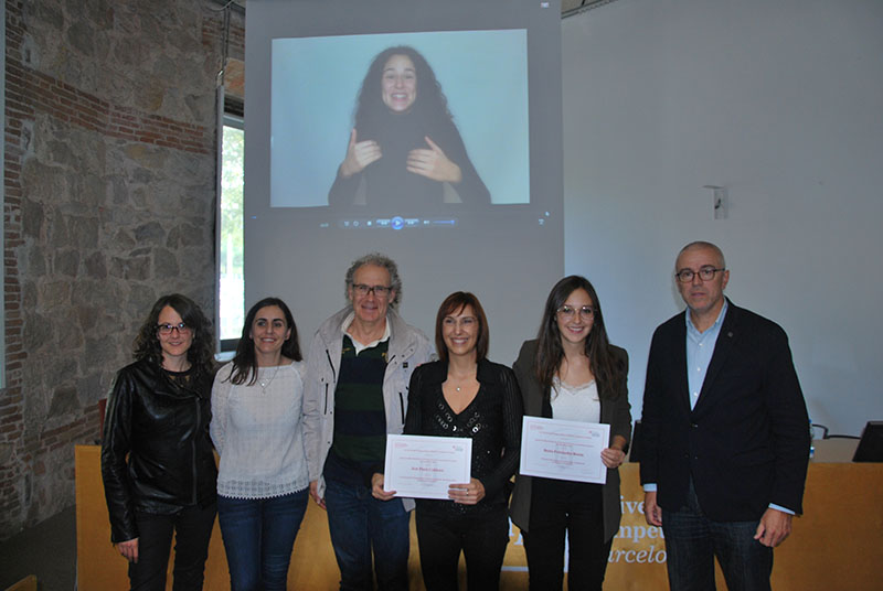Foto de grup amb Berta Fernández-Rosón i la mare d'Ivet Pintó, la imatge de la qual apareix projectada