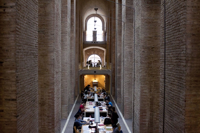 Estudiants a la biblioteca del Dipòsit de les Aigües Imatge inicial - Estudiants a la biblioteca del Dipòsit de les Aigües