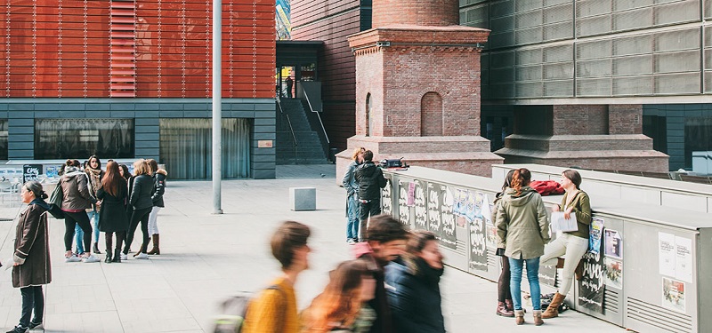 Estudiants al campus del Poblenou Imatge inicial - Estudiants al campus del Poblenou
