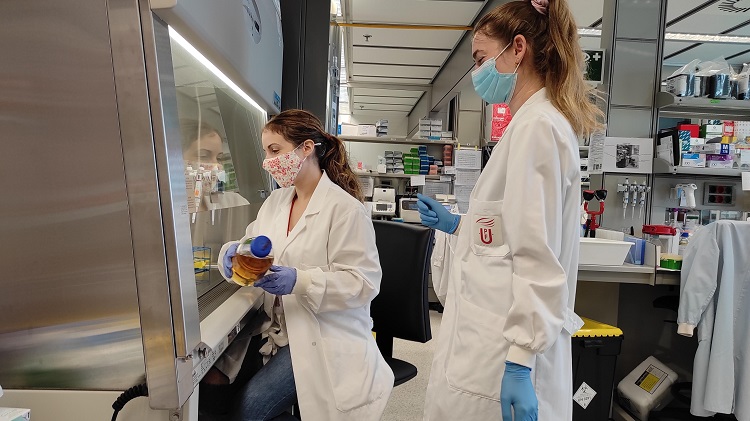 Imatge inicial - María José Fábregas i Nastassia Knödelseder, investigadores del projecte Synflora.