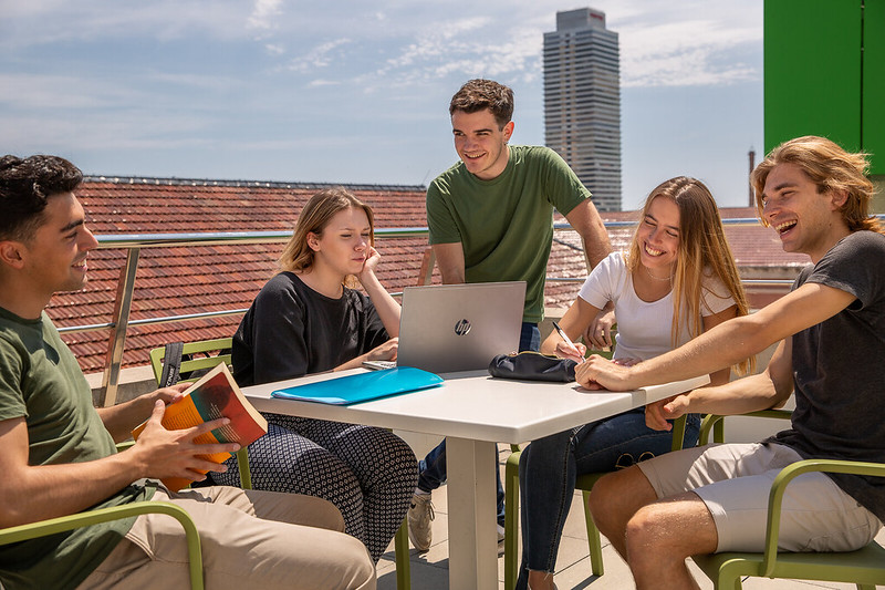 Estudiants a l'edifici Mercè Rodoreda del campus de la Ciutadella Imatge inicial - Estudiants a l'edifici Mercè Rodoreda del campus de la Ciutadella