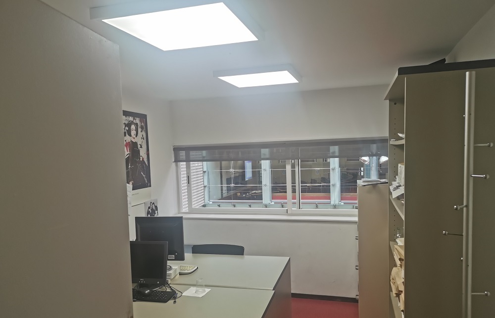 Imatge inicial - Panells de tecnologia LED en un dels despatxos de l'edifici Roger de Llúria