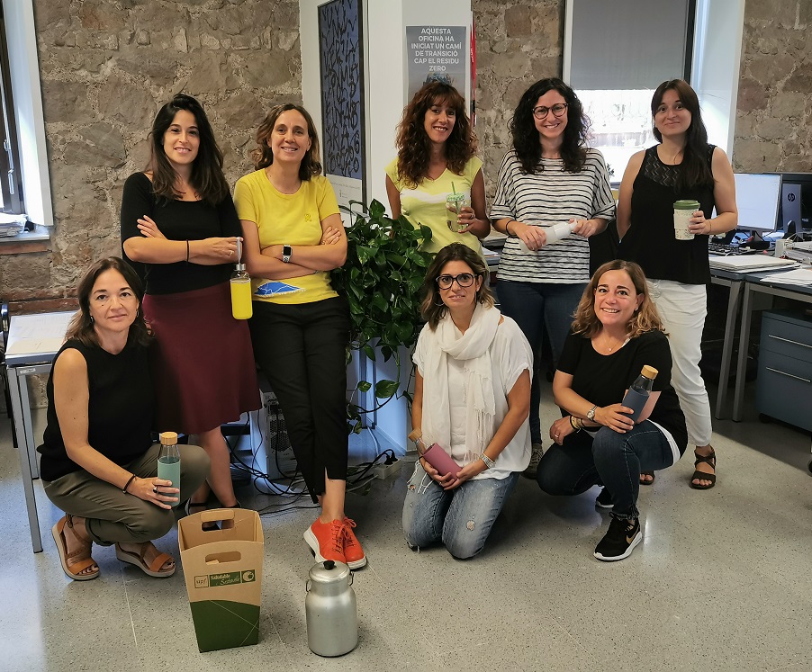 From left to right: Gemma Tàpia, Anna de Golferichs, Marta Aragay, Mireia Monroig, Paula Castellví, Raquel Martínez, Esther Ilincheta and Esther de la Varga (kneeling). Imatge inicial - From left to right: Gemma Tàpia, Anna de Golferichs, Marta Aragay, Mireia Monroig, Paula Castellví, Raquel Martínez, Esther Ilincheta and Esther de la Varga (kneeling).