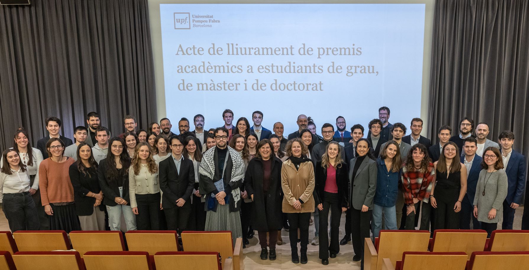 Foto de grup de tots els premiats i premiades. Imatge inicial - Foto de grup de tots els premiats i premiades.