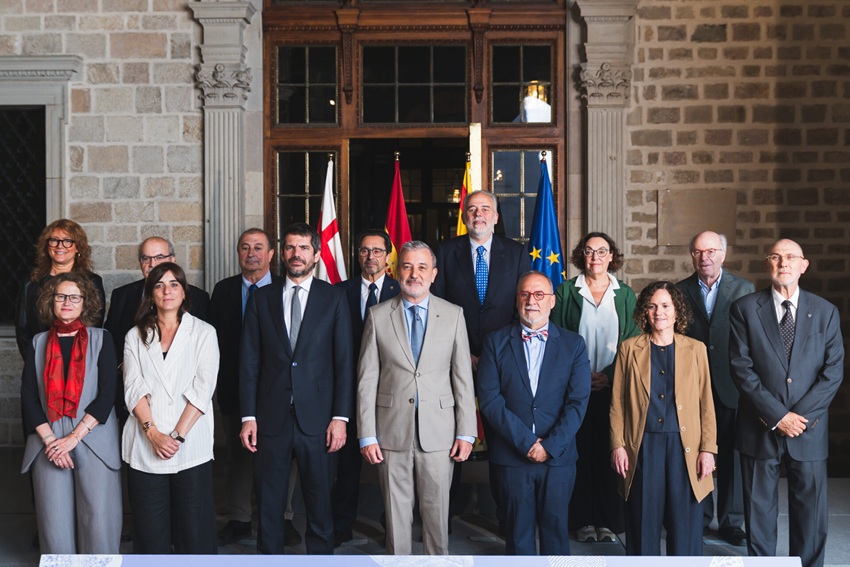 Els representants de les institucions que formen la Ciutadella del Coneixement, a la galeria gòtica de l’Ajuntament de Barcelona. Foto: Ajuntament de Barcelona. Imatge inicial - Els representants de les institucions que formen la Ciutadella del Coneixement, a la galeria gòtica de l’Ajuntament de Barcelona. Foto: Ajuntament de Barcelona.